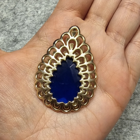 Kendra Scott Vintage Finn Earrings in Cobalt Cat's Eye & Gold - Picture 2 of 3